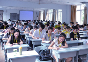 强光手电筒适合户外活动吗